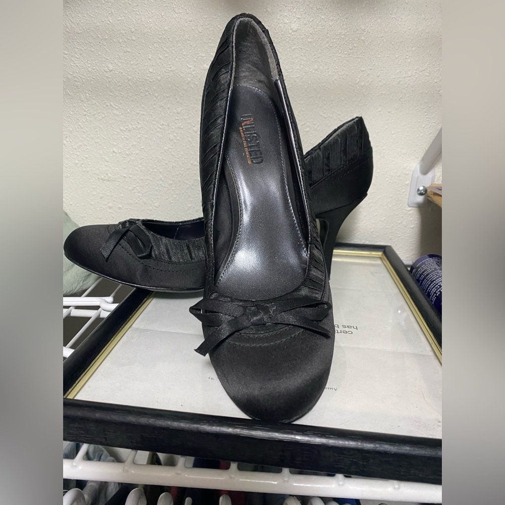 Satiny black pumps.